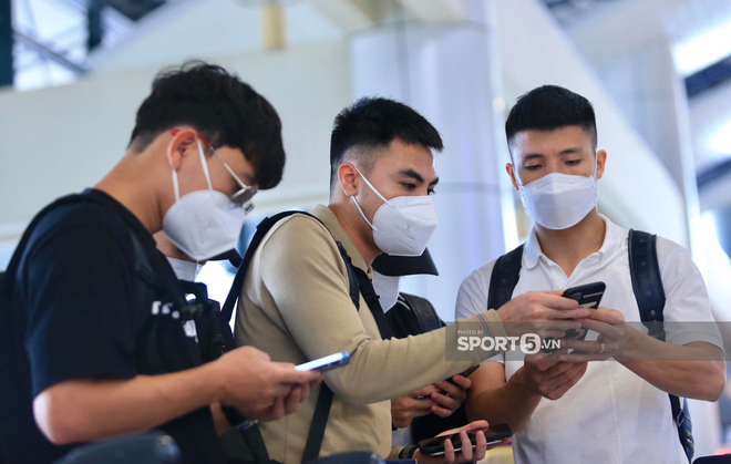 “Lớp phó” Đức Huy giúp các đồng đội khai báo y tế tại sân bay Nội Bài - Ảnh 4.