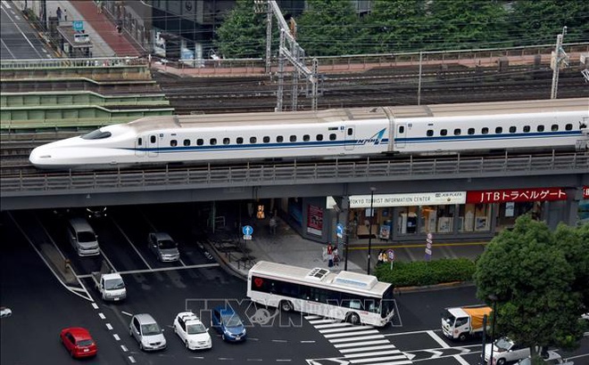 Tàu cao tốc Shinkansen di chuyển tại thủ đô Tokyo, Nhật Bản. Ảnh: AFP/TTXVN