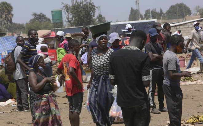 Người dân trong khu chợ đông đúc ở ngoại ô thủ đô Harare, Zimbabwe ngày 15/11/2021. Ảnh: AP