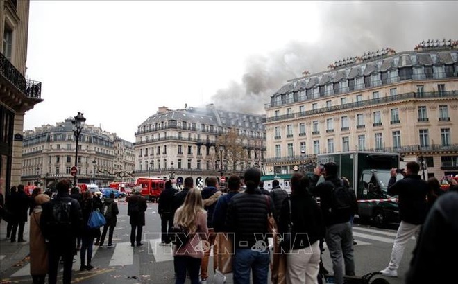 Khói bốc lên từ hiện trường vụ hỏa hoạn tại tòa nhà trên đại lộ Capucines, Paris, Pháp, ngày 20/11/2021. Ảnh: Reuters/TTXVN