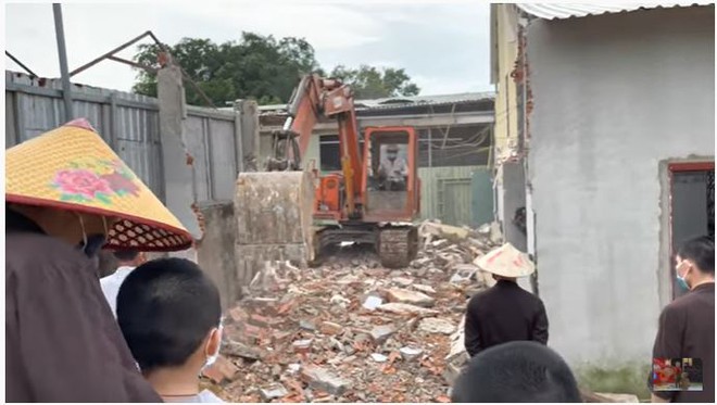 Sự thật bức ảnh Tịnh thất Bồng Lai bị đập nát, thầy trò chắp tay đứng nhìn rò rỉ trên MXH - Ảnh 1. Sự thật bức ảnh Tịnh thất Bồng Lai bị đập nát, thầy trò chắp tay đứng nhìn rò rỉ trên MXH - Ảnh 1.