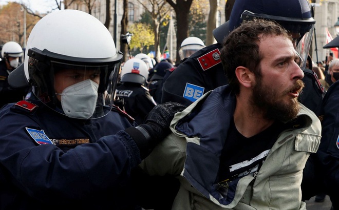 Người biểu tình bị cảnh sát bắt giữ ở thủ đô Vienna, Áo. Ảnh: Sky News