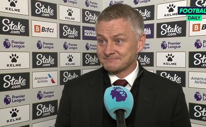 Solskjaer bị công kích dữ dội vì nụ cười vô duyên sau trận thua Watford