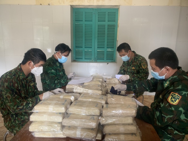 2 đối tượng người Lào vận chuyển 304 ngàn viên ma túy qua biên giới - Ảnh 1.