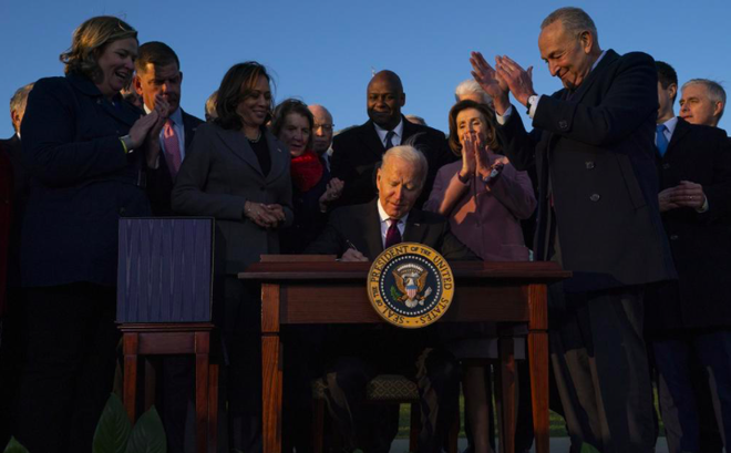 Tổng thống Mỹ Joe Biden ký luật hạ tầng hôm 15/11. (Ảnh: AP)