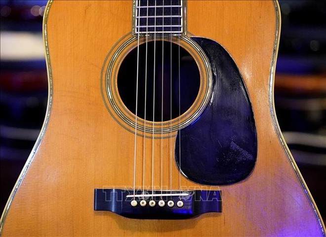 Đàn guitar của Eric Clapton được mua lại với giá 625.000 USD - Ảnh 1.