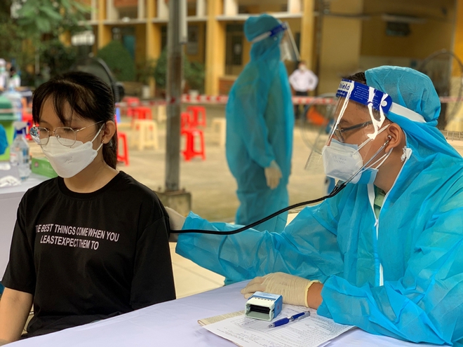 Thêm gần 1.600 ca, TP. HCM họp khẩn Giám đốc 16 bệnh viện. Việt Nam sản xuất thuốc điều trị Covid-19 - Ảnh 1.