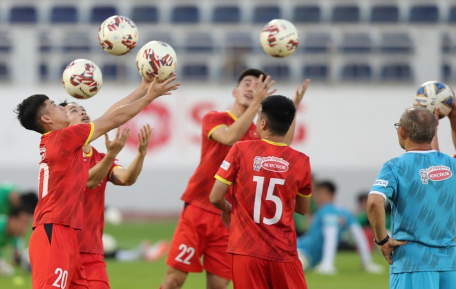 Thầy Park dạy tuyển Việt Nam cách thoát người khi bị kèm chặt ở AFF Cup - Ảnh 16.