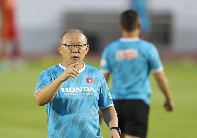 Thầy Park dạy tuyển Việt Nam cách thoát người khi bị kèm chặt ở AFF Cup - Ảnh 8.
