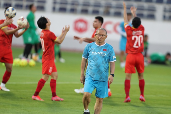 Thầy Park dạy tuyển Việt Nam cách thoát người khi bị kèm chặt ở AFF Cup - Ảnh 9.