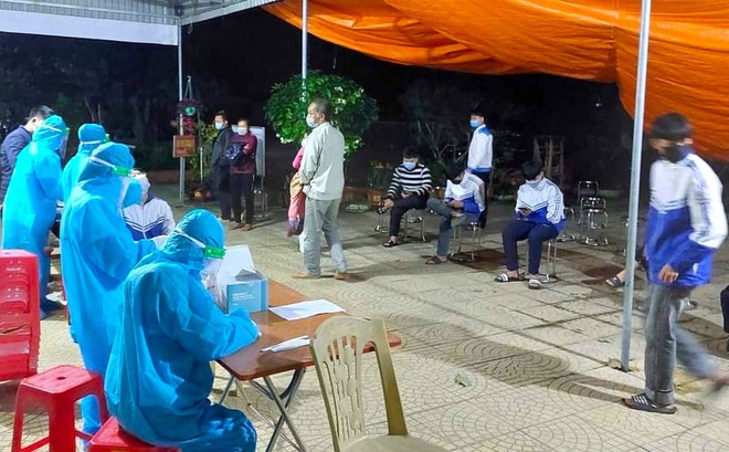 Cơ quan chức năng lấy mẫu xét nghiệm cho các học sinh liên quan đến ổ dịch tại các trường học ở huyện Tân Kỳ.