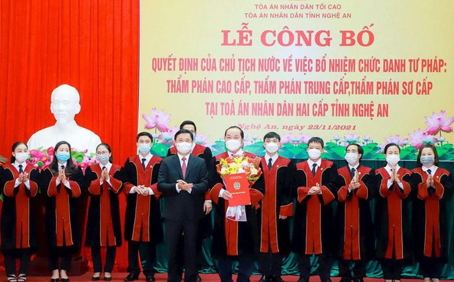 Bí thư Tỉnh ủy Thái Thanh Quý trao quyết định của Chủ tịch nước bổ nhiệm chức danh Thẩm phán cao cấp đối với đồng chí Trần Ngọc Sơn, Chánh án Tòa án nhân dân tỉnh Nghệ An.