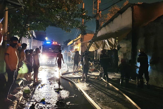 Dân xót xa vì nhà tan hoang do cháy lớn tại xưởng 2000m2 ở Sài Gòn: Tối nay chỉ thức trắng - Ảnh 3.