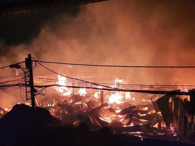 Dân xót xa vì nhà tan hoang do cháy lớn tại xưởng 2000m2 ở Sài Gòn: Tối nay chỉ thức trắng - Ảnh 1.