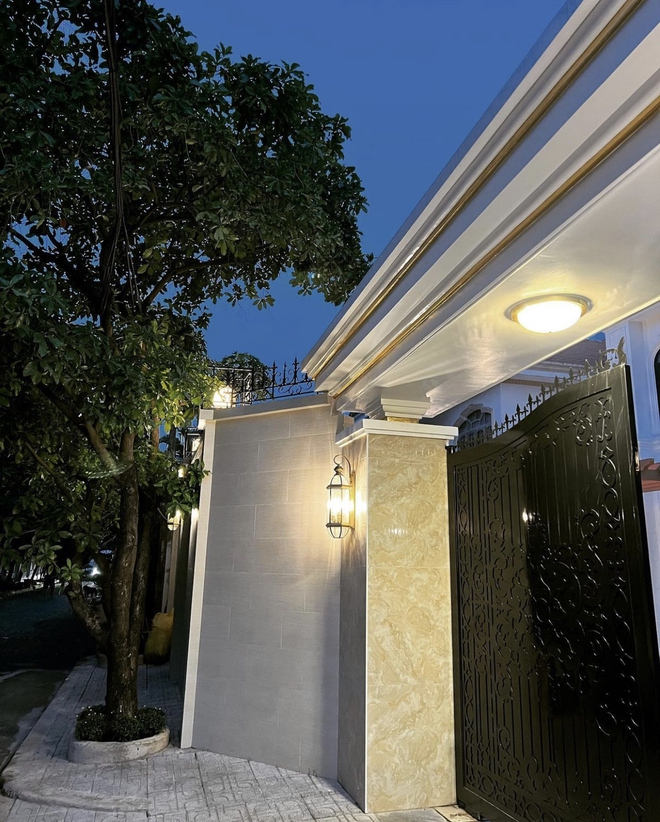 Sau cổng nhà 3,6 tỷ, chiêm ngưỡng cầu thang dát vàng và chiếc giường khổng lồ của Lệ Quyên - Ảnh 1. Sau cổng nhà 3,6 tỷ, chiêm ngưỡng cầu thang dát vàng và chiếc giường khổng lồ của Lệ Quyên - Ảnh 1.