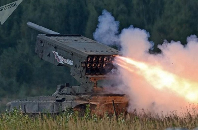 Nga tăng cường tổ hợp phun lửa hạng nặng TOS-2 Tosochka tới biên giới Ukraine - Ảnh 2.