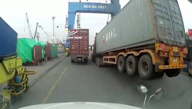 Thùng container bỗng nhiên biết nhảy múa khiến dân tình hú hồn, nhìn kỹ mới phát hiện ra nguyên nhân cực nguy hiểm - Ảnh 3.