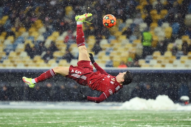 Lewandowksi lập siêu phẩm giúp Bayern Munich giành vé vào vòng 1/8 Champions League - Ảnh 5.