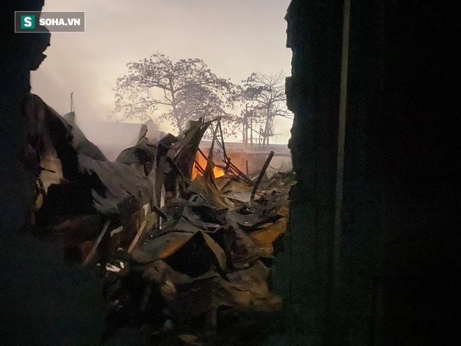 Dân xót xa vì nhà tan hoang do cháy lớn tại xưởng 2000m2 ở Sài Gòn: Tối nay chỉ thức trắng - Ảnh 7.