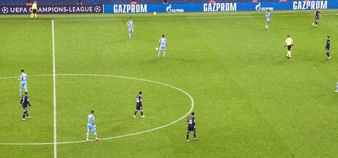 Mặc kệ đồng đội phòng ngự bở hơi tai, Neymar - Messi - Mbappe rủ nhau tản bộ trên sân - Ảnh 1.