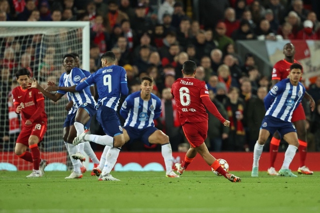 Thiago ghi siêu phẩm sút xa khó tin, Liverpool nối dài mạch toàn thắng ở Champions League - Ảnh 9.