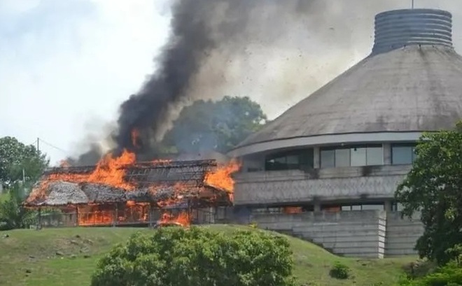 Một căn nhà trong khuôn viên Quốc hội Quần đảo Solomon đã bị người biểu tình đốt phá. Ảnh: Solomon Herald.