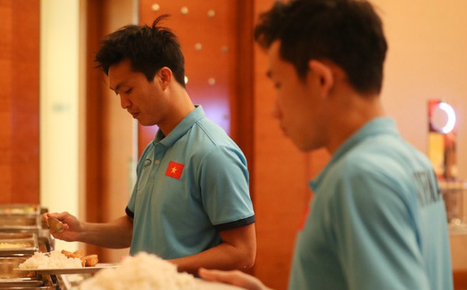 Tuyển Việt Nam dùng bữa tại phòng ăn khách sạn Swissotel, UAE vào tháng 6/2021 (Ảnh: Hiếu Lương)