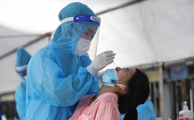 Nhân viên y tế lấy mẫu xét nghiệm cho người dân Hà Nội.