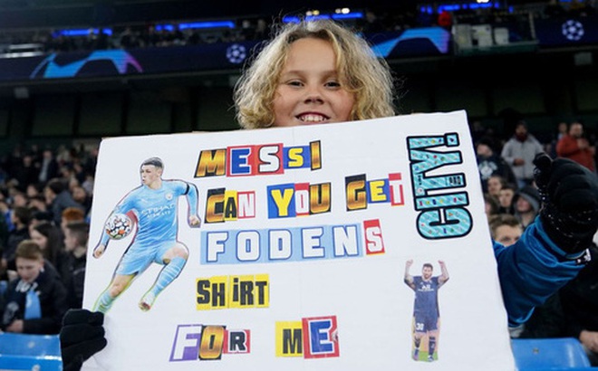 Fan nhí Man City mang biểu ngữ nhờ Messi xin áo đấu của thần tượng