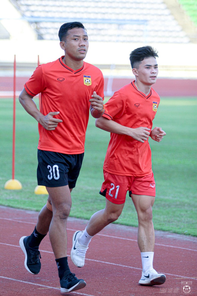 Thiếu quân, tuyển Lào vẫn hăng say luyện tập chuẩn bị đấu tuyển Việt Nam tại AFF Cup 2020 - Ảnh 1.