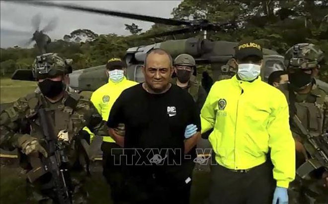 Binh sĩ và cảnh sát Colombia áp giải đối tượng Dairo Antonio Usuga (giữa) tại Bogota ngày 23/10/2021. Ảnh: AFP/ TTXVN