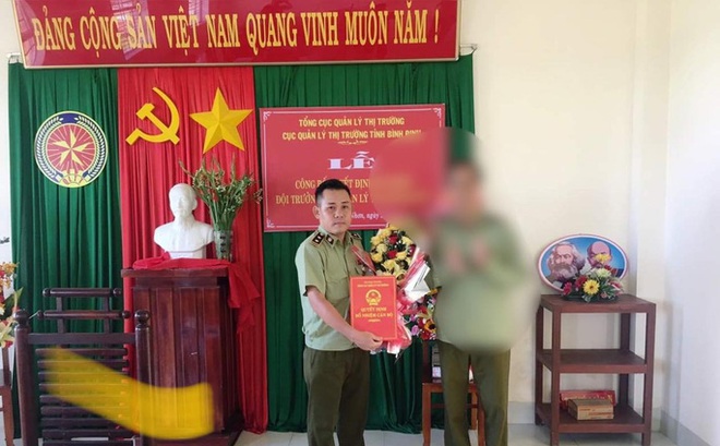 Ông Nguyễn Văn Danh (bên trái) trong lúc nhận quyết định bổ nhiệm giữ chức Đội trưởng Đội QLTT số 1