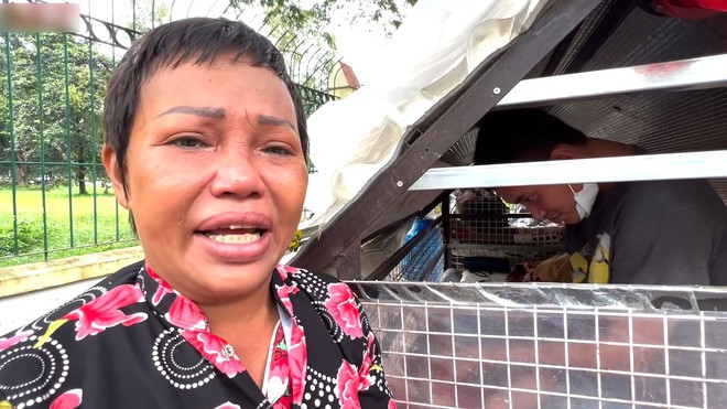 Lấy chồng Tây gặp biến cố, người phụ nữ để con vào lồng sắt chở khắp Sài Gòn lượm ve chai - Ảnh 5. Lấy chồng Tây gặp biến cố, người phụ nữ để con vào lồng sắt chở khắp Sài Gòn lượm ve chai - Ảnh 5.