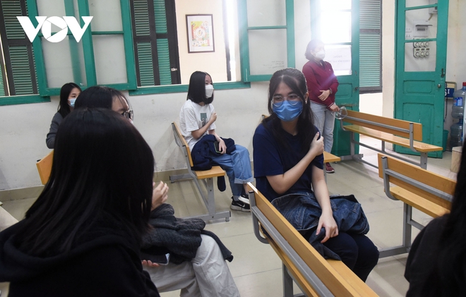 Hôm nay, hàng ngàn học sinh lớp 9 tại Hà Nội được tiêm vaccine Covid-19  - Ảnh 11.