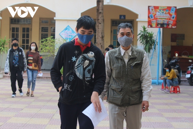 Hôm nay, hàng ngàn học sinh lớp 9 tại Hà Nội được tiêm vaccine Covid-19  - Ảnh 13.