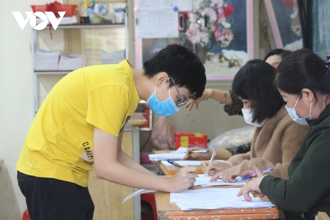 Hôm nay, hàng ngàn học sinh lớp 9 tại Hà Nội được tiêm vaccine Covid-19  - Ảnh 14.