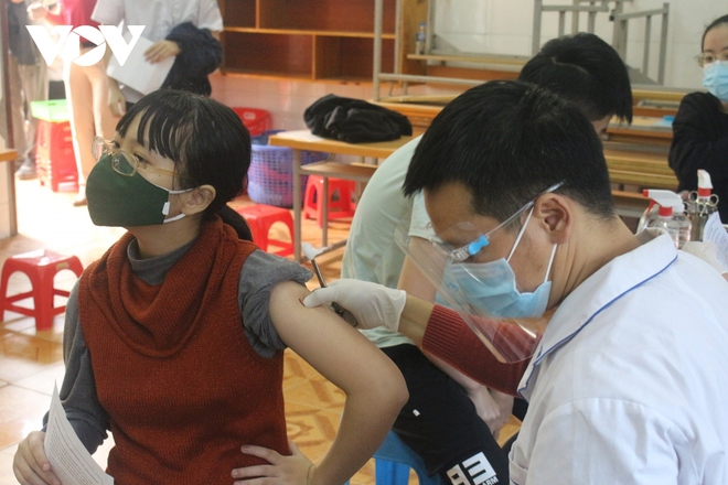 Hôm nay, hàng ngàn học sinh lớp 9 tại Hà Nội được tiêm vaccine Covid-19  - Ảnh 18.