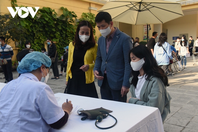 Hôm nay, hàng ngàn học sinh lớp 9 tại Hà Nội được tiêm vaccine Covid-19  - Ảnh 4.