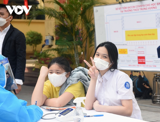 Hôm nay, hàng ngàn học sinh lớp 9 tại Hà Nội được tiêm vaccine Covid-19  - Ảnh 6.