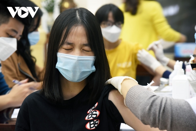 Hôm nay, hàng ngàn học sinh lớp 9 tại Hà Nội được tiêm vaccine Covid-19  - Ảnh 10.