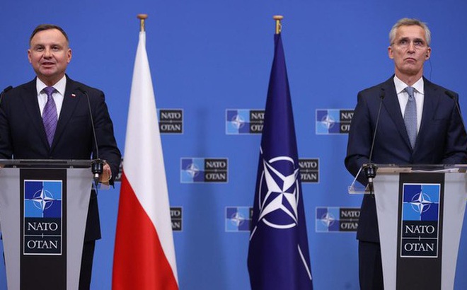 Tổng thống Ba Lan Andrzej Duda (trái) và Tổng thư ký NATO Jens Stoltenberg (phải) họp báo chung tại Brussels (Bỉ) hôm 25/11. Ảnh: Getty