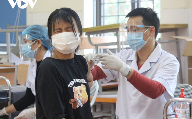 Hàng ngàn học sinh lớp 9 tại Hà Nội được tiêm vaccine Covid-19