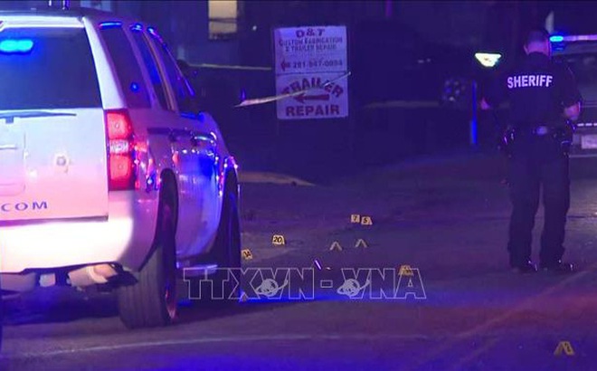 Cảnh sát điều tra tại hiện trường một vụ xả súng ở gần thành phố Houston, bang Texas, Mỹ. Ảnh tư liệu: Ksat/TTXVN