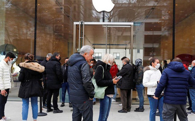 Mọi người xếp hàng chờ để vào Apple Store ở Istanbul, Thổ Nhĩ Kỳ vào thứ Tư, ngày 24/11/2021.