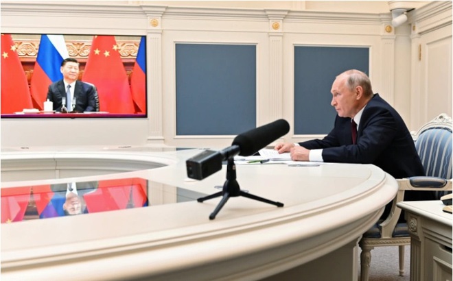 Tổng thống Nga Vladimir Putin (phải) tại cuộc điện đàm trực tuyến với Chủ tịch Trung Quốc Tập Cận Bình hôm 28/6/2021. Ảnh: Reuters