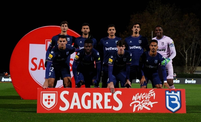Hy hữu: Đội bóng Bồ Đào Nha ra sân với 9 người, thua 0-7 sau 45 phút thi đấu - Ảnh 1.