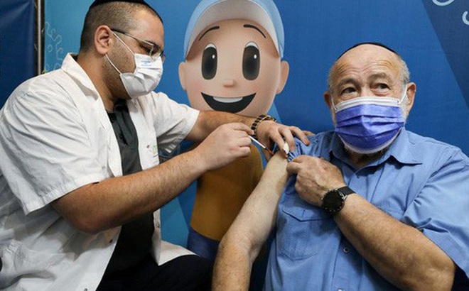 Người đàn ông tiêm liều vắc-xin ngừa Covid-19 thứ ba tại Jerusalem. Ảnh: Reuters