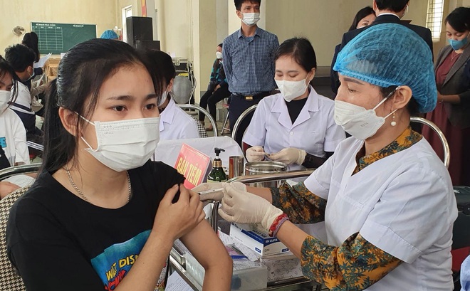 Triển khai tiêm vắc xin cho học sinh ở Nghệ An từ 27-30/11.