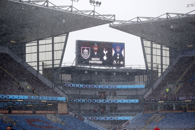 Trận đấu bị hoãn vì tuyết lớn, sao Tottenham tranh thủ sống ảo - Ảnh 1.