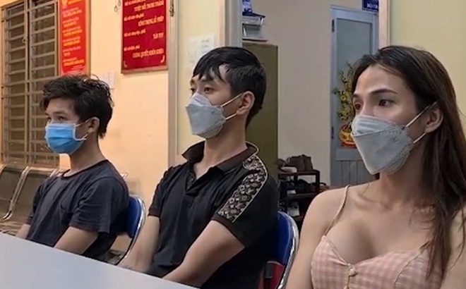 Nguyễn Ngọc Tài (ngoài cùng bên phải), đối tượng giả gái chuyên tiếp cận khách nước ngoài để trộm cắp tài sản vừa bị bắt giữ.